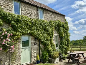 Cottage de plain-pied, avec des caractéristiques traditionnelles et poêle à bois dans la campagne - Image 3