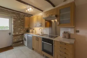 Cottage de plain-pied, avec des caractéristiques traditionnelles et poêle à bois dans la campagne - Image 4