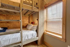 Ina's Beachwood Inn In the Heart of Wicker Park - Image 4