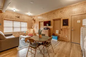 Ina's Beachwood Inn In the Heart of Wicker Park - Image 2