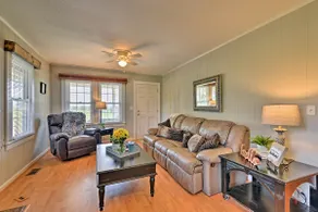 NEU! Malerisches Elkin 'Shady Oaks Farmhouse' mit Whirlpool - Image 5