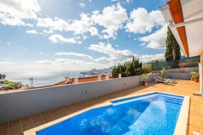 Appartement de vacances avec barbecue, piscine privée et jardin | Vue piscine - Image 2