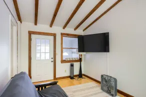 Spacious 4 bedroom home with large yard - Image 3