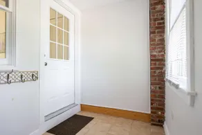 Spacious 4 bedroom home with large yard - Image 5