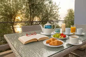 Nina's Villa, Cosy Seaview Retreat - Image 5