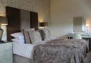 Luxury-Apartment-En-suite bathroom - Image 2