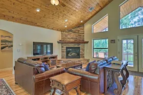 ¡NUEVO! Lakefront Cabin w / 3 cubiertas y vistas increíbles! - Image 2