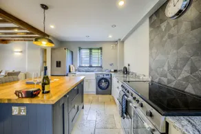 Cosy 2-Bed Cottage 10 min to Warwick w/ a hot tub! - Image 4