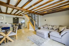 Cosy 2-Bed Cottage 10 min to Warwick w/ a hot tub! - Image 2