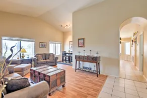 Walk to NFL Games: Glendale Home Near Golf - Image 5