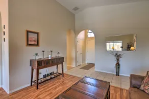 Walk to NFL Games: Glendale Home Near Golf - Image 4