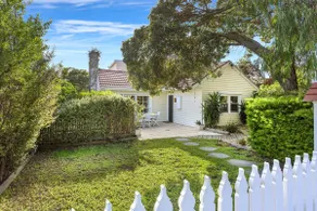 The Sandpiper - 250m from the bay beach. - Romantic Cottage Escape - Image 4