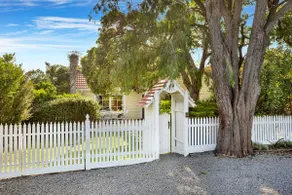 The Sandpiper - 250m from the bay beach. - Romantic Cottage Escape - Image 3
