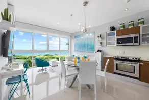 Amazing sunsets from a relaxing blue condo décor - Image 3