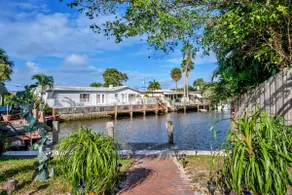 Five beds! Purely S. Florida! Kayak, p boards! - Image 4