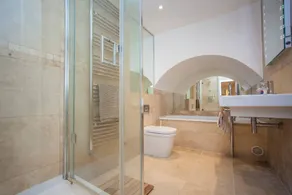 Lux Central Pad, Hidden Gem with Parking & Terrace - Image 3