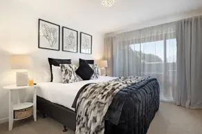 BEAUTIFUL PRIVATE SPA LAKE VIEW CITY TOWNHOUSE - Image 3