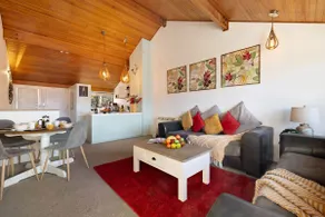 BEAUTIFUL PRIVATE SPA LAKE VIEW CITY TOWNHOUSE - Image 2