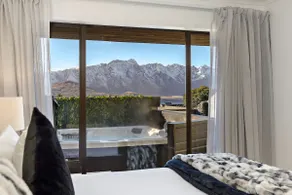 BEAUTIFUL PRIVATE SPA LAKE VIEW CITY TOWNHOUSE - Image 4