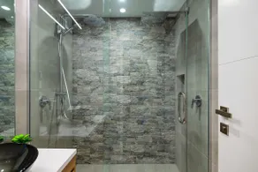 BEAUTIFUL PRIVATE SPA LAKE VIEW CITY TOWNHOUSE - Image 5