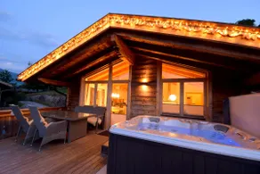 Chalé superior com sauna, banheira de hidromassagem, lareira, entrada / saída de esqui - Image 2