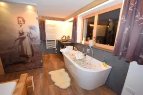 Chalé superior com sauna, banheira de hidromassagem, lareira, entrada / saída de esqui - Image 3