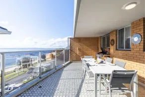 12 'Kiah', 53 Victoria Pde: vistas panorámicas del agua en el corazón de Nelson Bay - Image 2