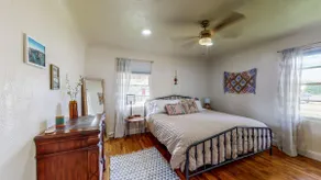Charming Downtown Bungalow - King Bed, Office - Image 4