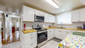 Charming Downtown Bungalow - King Bed, Office - Image 3