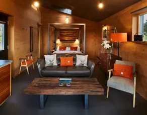 Deluxe Cabin-Private Bathroom with Shower-Vi - Image 3