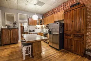 Elegant Loft-Style Retreat in Old Firehouse Alley - Image 4