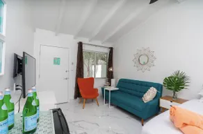 High Vaulted Ceilings & Lush Landscape - Image 5