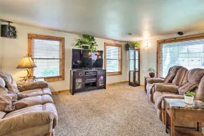 Lakeside Retreat: Private Hot Tub, Walk to Lake - Image 4