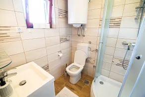 Two Bedroom Holiday Home with Terrace & BBQ - Image 5