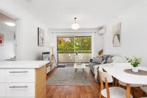 22 Superb Subiaco Apt for Couplesparkng - Image 3