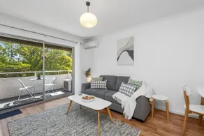 22 Superb Subiaco Apt for Couplesparkng - Image 2