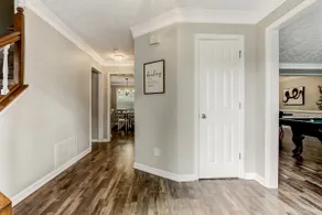 ☆ Sleeps 10! 4 bedroom Duluth home w pool table ☆ - Image 3