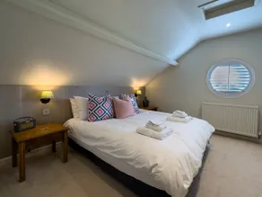 Romantic Cotswolds Chapel Cottage - Image 5