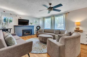 HUGE Fenced Backyard. Luxe Bath. 15 Min 2 Downtown - Image 4