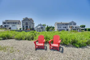 Coastal Portsmouth Home w/ Bay Access Near Newport - Image 3