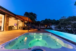 First line, Pool, Jacuzzi and Private Beach - Image 3