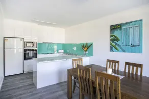 Este apartamento representa lo que deberían ser las vacaciones en la playa. Ampliamente renovado con dos genes - Image 3