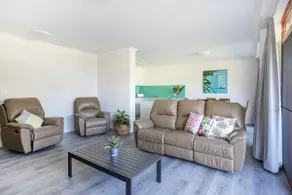 Este apartamento representa lo que deberían ser las vacaciones en la playa. Ampliamente renovado con dos genes - Image 4