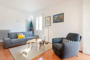 New top floor apt with a lot of light & air-con - Image 3
