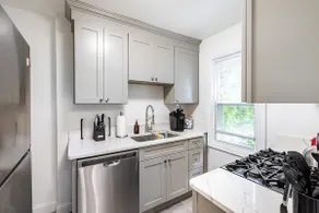 Renovated, Upscale Royal Oak Bungalow - Image 2