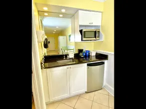 Pet-friendly, 3 Blocks to Beach, Pool, #106 - Image 5