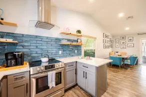 Waterfront Home in Bayshore Arts district - Image 4
