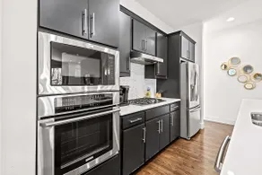 King-Sized Comfort with Rooftop Skyline Views - Image 3