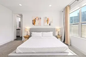 King-Sized Comfort with Rooftop Skyline Views - Image 2