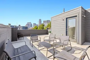 King-Sized Comfort with Rooftop Skyline Views - Image 4